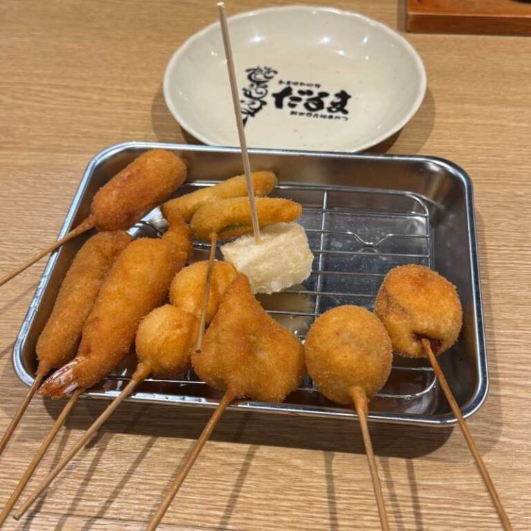串カツの聖地・新世界を代表する老舗の名店！【串かつだるま 動物園前店】(大阪府大阪市) | 日本全国食べ歩き